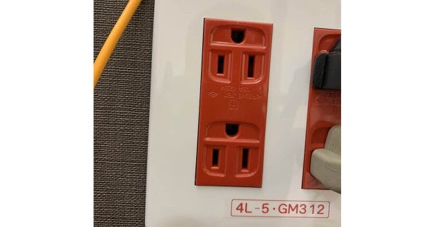 「病院に”赤くて逆さま”のコンセント!?」これって一体？ – 素晴らしい仕組みに脱帽！