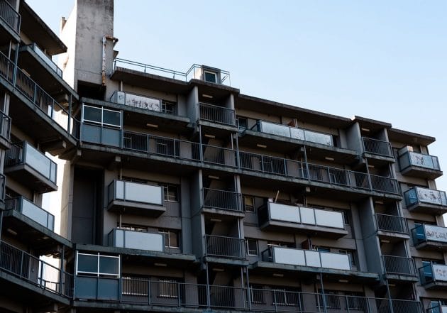 今、分譲マンションで進行する悲惨な事態…住民が高齢化→修繕できずスラム化