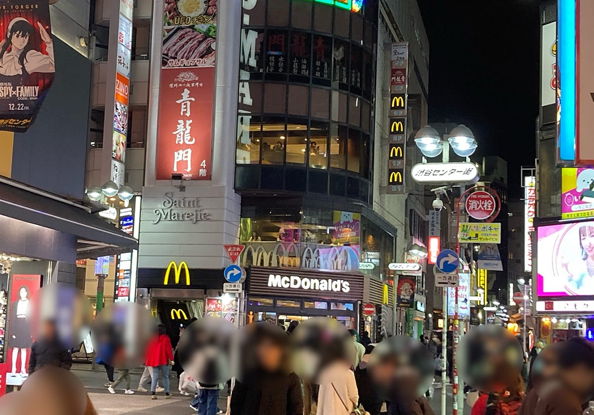 「マクドナルド渋谷センター街店の客のマナー悪すぎ＆ゴミ山積み」説を検証の画像1