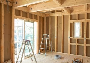 「大工」不足が深刻、9割減で家が建てられない…ベテランも年収300万円台