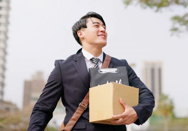 退職代行サービス利用、無断欠勤扱いで損賠賠償請求も…会社は本人に連絡可能