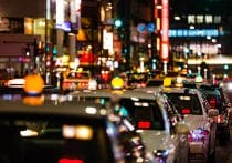 今、なぜタクシー運転手は好景気で月収100万円も可能?過酷で離職者も多い