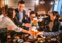 閉店後の焼鳥店でビール要求&店主暴行→被害届出さない店に疑問殺到の異例事態