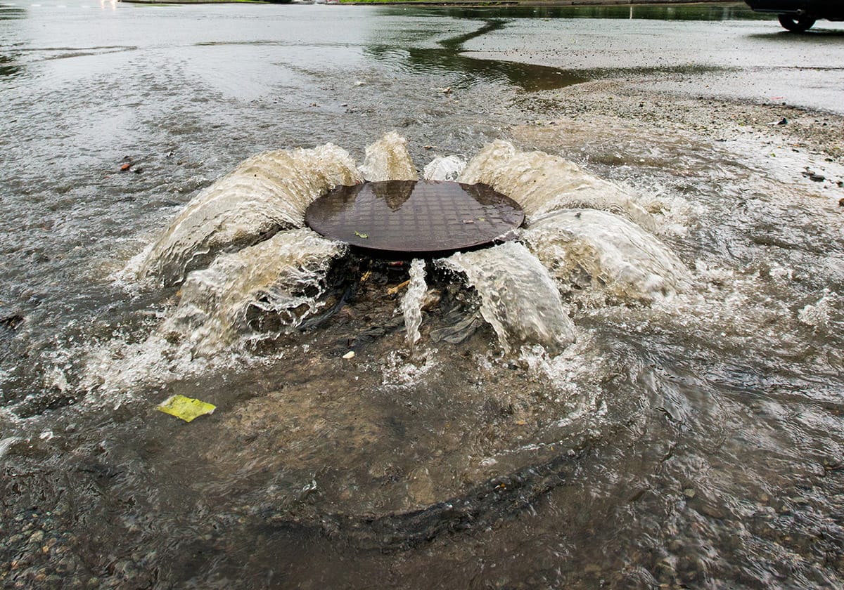 吹き飛び続出のマンホール蓋、業界の意外な実態…IT化で高い製造技術が必要の画像1