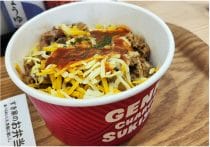 すき家・牛すき鍋で驚きの光景…袋から出したまま状態「うどん」塊がドカンと