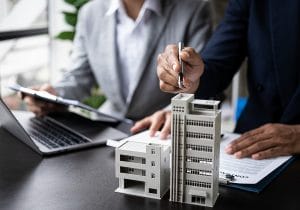 年収1千万円は普通…不動産鑑定士は美味しい資格？営業せずとも仕事が来る