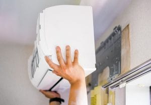 「エアコン設置業者は月収200万円を稼げる」は本当？意外に通年で仕事を獲得