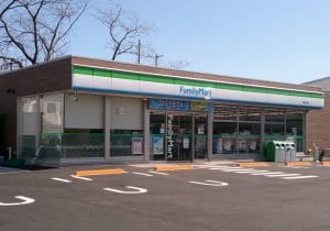 ファミマ、2千店イートイン廃止の密かな狙い…複雑な「コンビニ壁際」事情