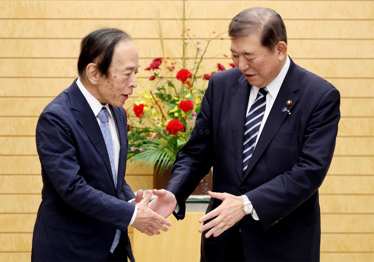 会談を前に握手する石破茂首相（右）と日銀の植田和男総裁＝２日、首相官邸