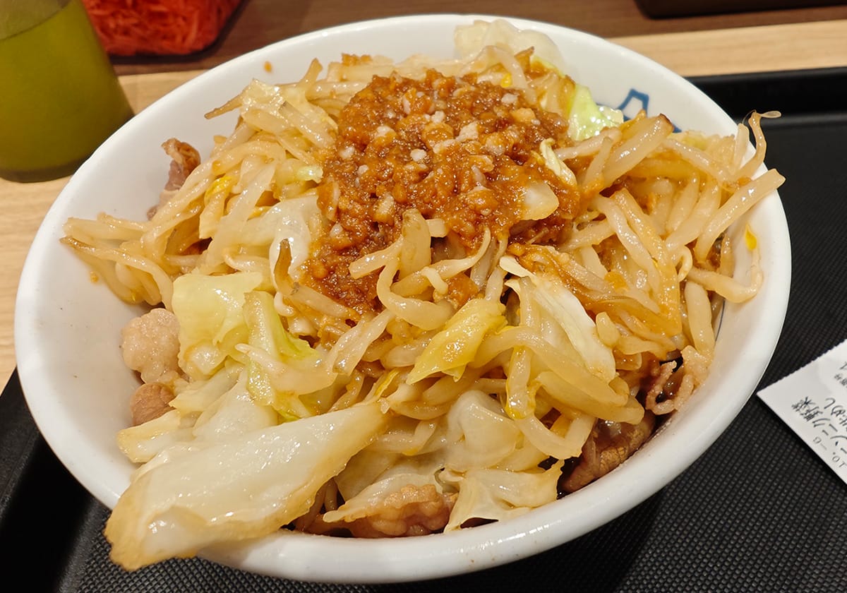 松屋、賛否両論の新「ラーメン二郎系」牛丼を食べたら大変なことになったの画像1