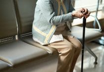 見捨てられた老人ホーム…閉鎖1週間前に退去通知、職員は人手不足で素人ばかり