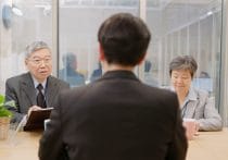 大卒就職者が4割増で事務職希望者が過剰→建設・運送現場が人手不足の悪循環