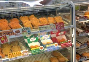 ファミマ、ホットスナックのショーケースに掃除用モップ入れて乾燥…本部が釈明