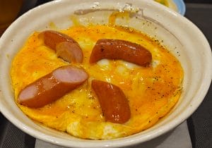 松屋、実質2本のソーセージ丼「500円」に逆の驚き…“非ふわとろ”の卵