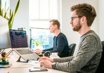 日本でも「AI失業」の兆候…企業で新規採用を控える動き、「人材採用よりAI活用」が定着