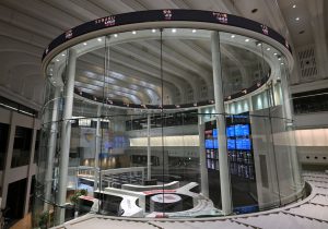 東京株、６４８円高＝円は急落、米政策への警戒和らぐ