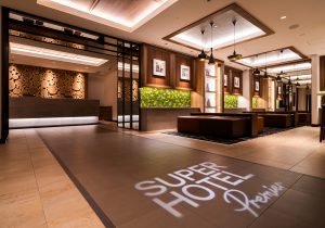 スーパーホテルの業績拡大が止まらない納得の理由…2人で年収4千万円の支配人も？