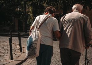 高齢世代の負担が増加？金融所得に応じて医療・介護保険の保険料が変動、政府が検討