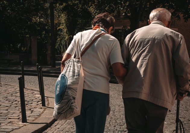 高齢世代の負担が増加？金融所得に応じて医療・介護保険の保険料が変動、政府が検討