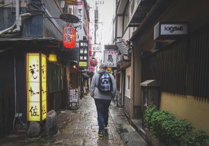 宿泊税の再設計、誰のための「観光立国」か…インバウンド急増で過熱する議論、ホテル・民泊・自治体の思惑