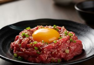 レアステーキ丼の食中毒で10代女性が重症…「肉の生食」を出す飲食店がなくならない理由