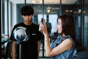 ボットが増え続けるネットを救えるか　World IDが目指す「人間であることの証明」