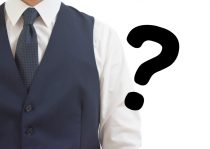 「病院に”赤くて逆さま”のコンセント!?」これって一体？ – 素晴らしい仕組みに脱帽！