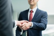 「病院に”赤くて逆さま”のコンセント!?」これって一体？ – 素晴らしい仕組みに脱帽！
