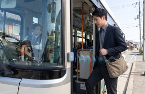 タッチすら不要でバスに乗車…JCBとりそなが実用化へ、Suicaの牙城は崩れるか