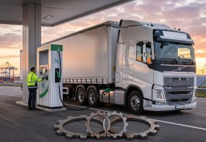 トヨタ×ダイムラー×ボルボ、対等出資の真意…EV一色の裏で進む水素トラック連合