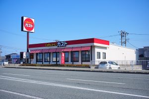 すかいらーくHD、10年ぶり最高益の裏側…ネコ型ロボットで値上げと客離れ防止を両立