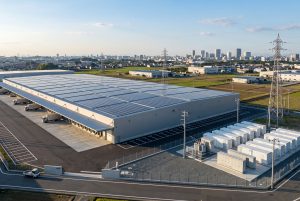 物流倉庫の屋根で発電し、オフィスへ送る…三井物産系ファンドが採用した「設備賃貸モデル」