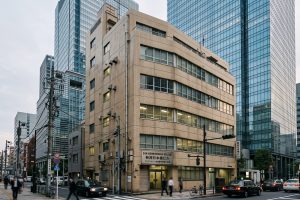 JTや電通も相次いで売却…なぜ今「自社ビル手放す」企業が激増？改修費2割高と新会計基準のジレンマ