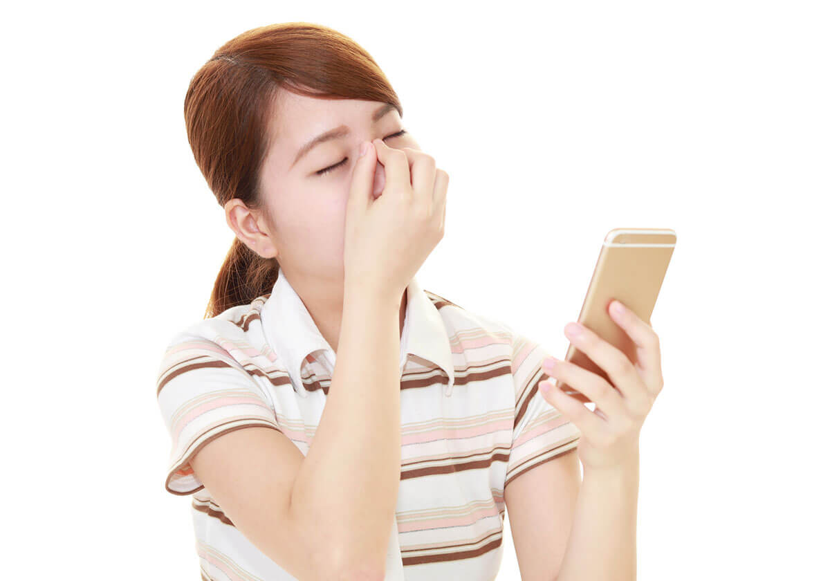 若者にも続出の「スマホ老眼」の危険性&改善法…脳の認知機能低下、頭痛や肩こりの原因にの画像1