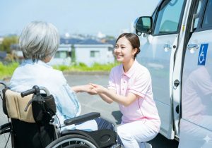 介護人材20万人以上が不足…高齢化と逆行する「介護職員数の減少」という現実